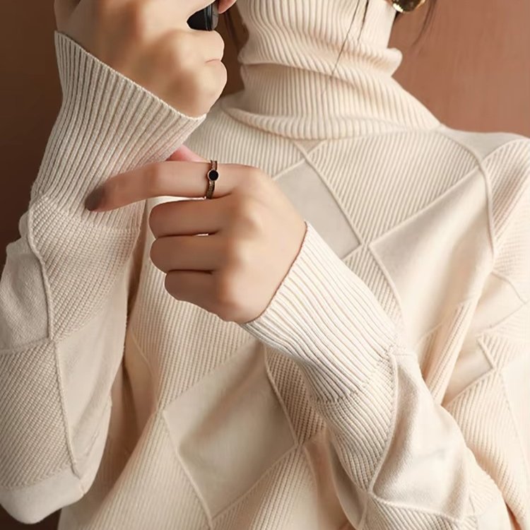 Women's Oversized Wool Turtleneck Sweater - Beige