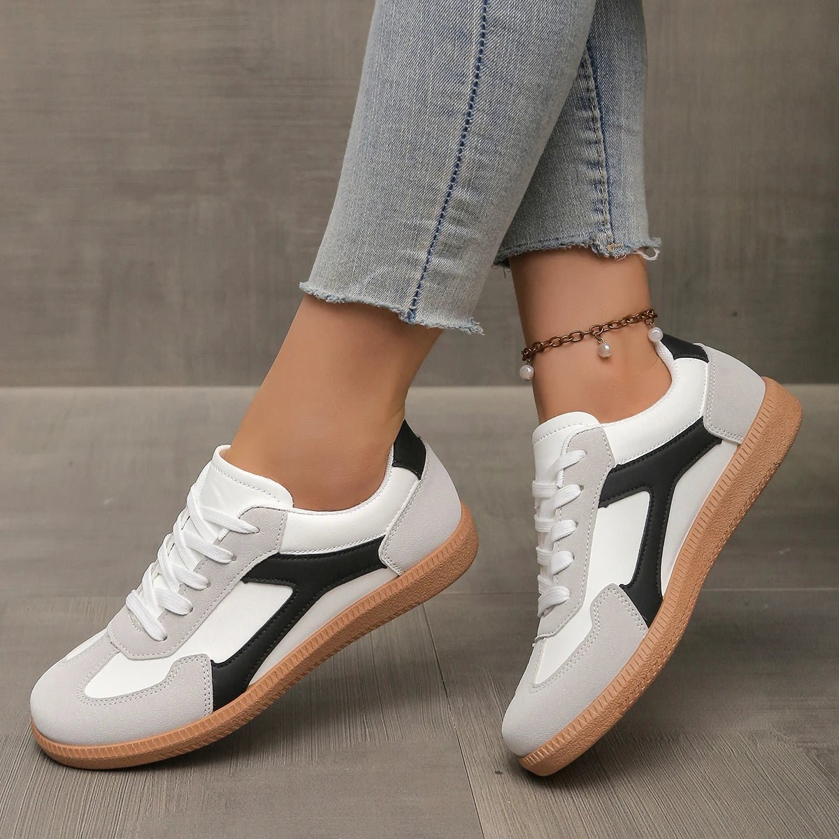 Women's Low-Top Sneakers - Black