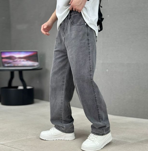 Robert Men's Relaxed Fit Denim Jeans 1